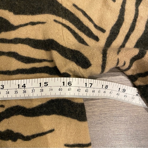 Vintage - Animal Print Wool and Angora Fall Winter Top 🐅 - Picture 5 of 7